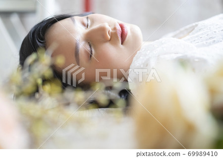 Female beauty portrait Female beauty portrait 69989410