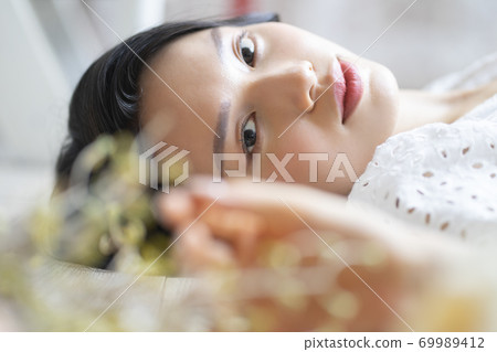 Female beauty portrait 69989412