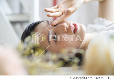 Female beauty portrait 69989419