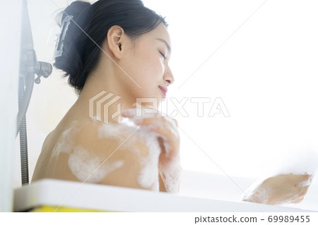 Women's lifestyle Relax bath time 69989455