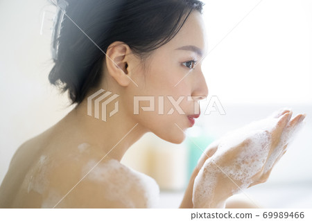 Women's lifestyle Relax bath time 69989466