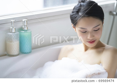 Women's lifestyle Relax bath time 69989474