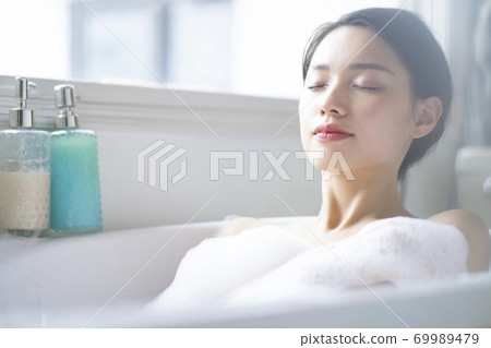 Women's lifestyle Relax bath time 69989479
