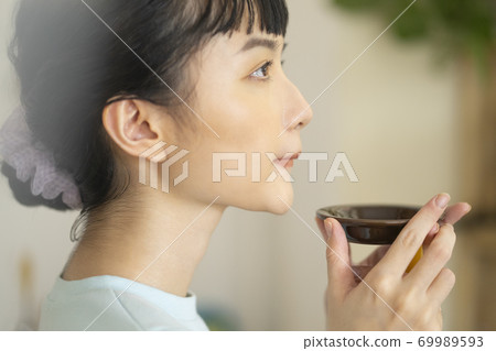 Female Lifestyle Cooking Female Lifestyle Cooking 69989593