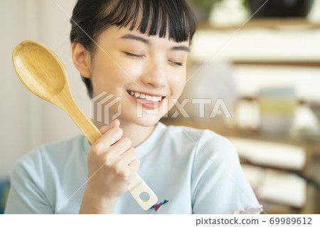 Female Lifestyle Cooking Female Lifestyle Cooking 69989612