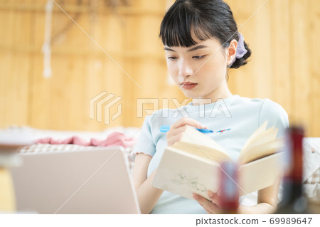 Female portrait 69989647