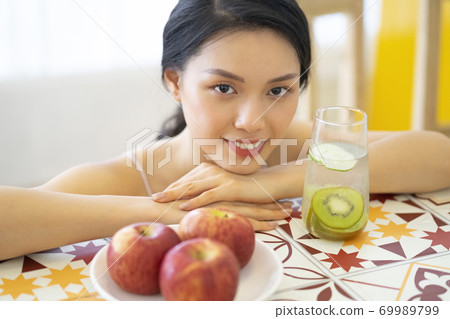 婦女的生活方式放鬆飲食排毒 婦女的生活方式放鬆飲食排毒 69989799