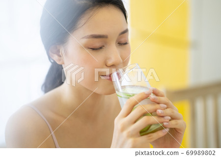 婦女的生活方式放鬆飲食排毒 婦女的生活方式放鬆飲食排毒 69989802