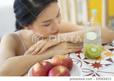 婦女的生活方式放鬆飲食排毒 婦女的生活方式放鬆飲食排毒 69989833
