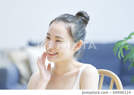 Beauty smiling woman 69990124