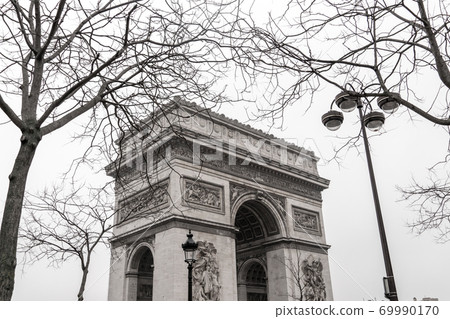 Arc de triomphe in cloudy day in winter, Paris Arc de triomphe in cloudy day in winter, Paris 69990170