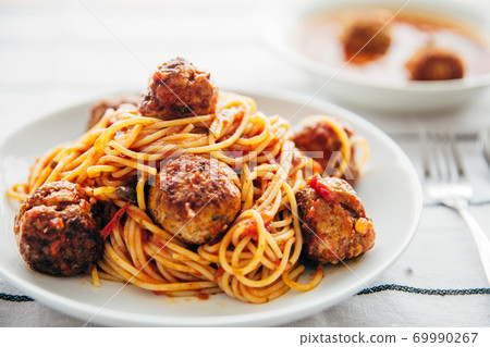 Meatball spaghetti 69990267