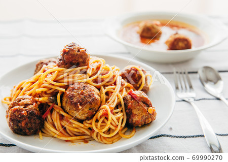 Meatball spaghetti 69990270