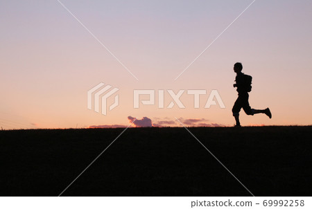 A person who runs on a straight road 69992258