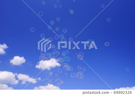 沙邦球在天空中跳舞 沙邦球在天空中跳舞 69992326