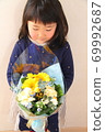 6歲的女孩，一束 69992687