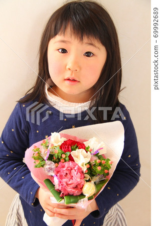 6歲的女孩，一束 69992689