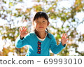 在公園裡玩的女孩 69993010