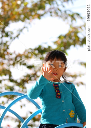 在公園裡玩的女孩 69993011