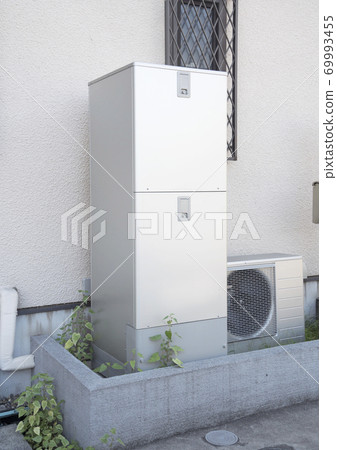 住宅設備太陽能充電式熱水器和室外機 住宅設備太陽能充電式熱水器和室外機 69993455