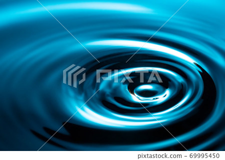 漣漪紋理傳播在水藍色 69995450