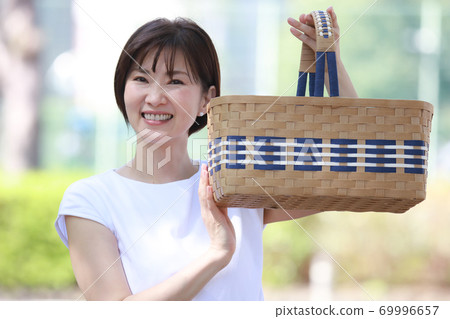 手工籃子的女人 手工籃子的女人 69996657