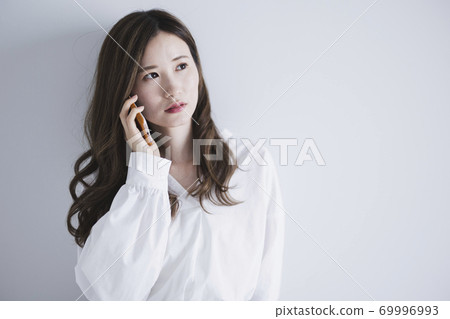 使用智能手機的女人 69996993