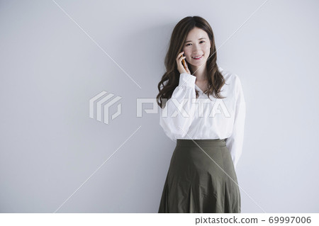 使用智能手機的女人 69997006