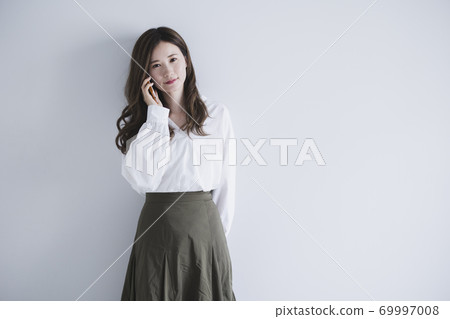 使用智能手機的女人 69997008