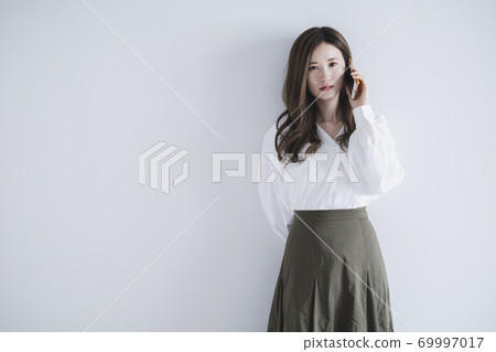 Woman using a smartphone 69997017