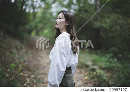 一個女人在一個綠色的公園 一個女人在一個綠色的公園 69997107