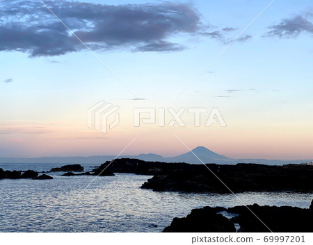 三浦半島黎明時分漂浮在西天的富士山 三浦半島黎明時分漂浮在西天的富士山 69997201