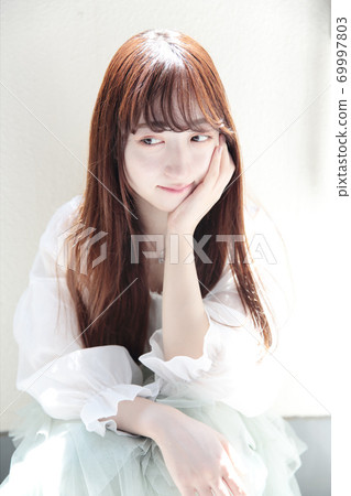 Young lady's hair style 69997803