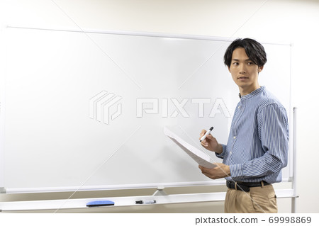 試圖在白板上寫的年輕人(補習班的老師) 試圖在白板上寫的年輕人(補習班的老師) 69998869