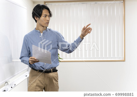 站在白板前的年輕人(補習班老師) 站在白板前的年輕人(補習班老師) 69998881