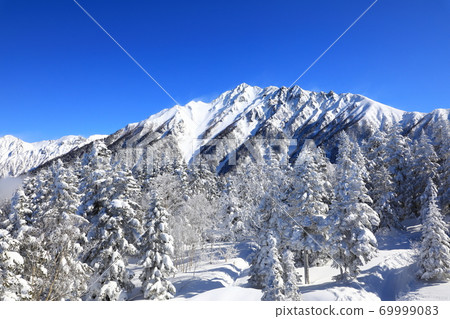 Winter Northern Alps Hotaka mountain range snow scene 69999083