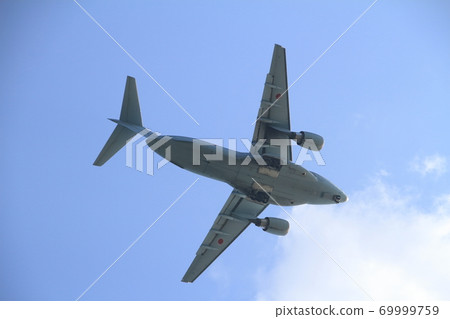屬於鳥取縣美穗基地的空中自衛隊C-2運輸機在飛行訓練中 69999759
