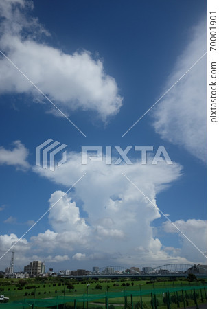 Summer sky, summer clouds, entrance clouds Summer sky, summer clouds, entrance clouds 70001901