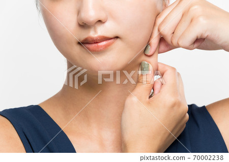 A woman who massages her neck 70002238