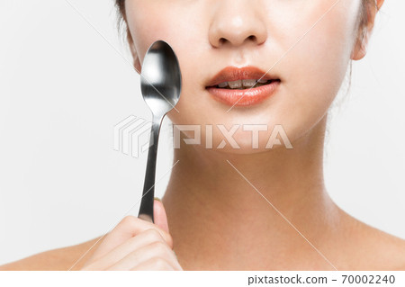 Woman raising the crease line with a spoon 70002240