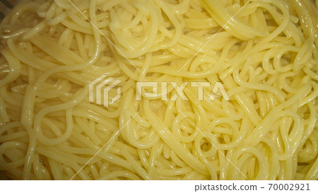 A large bowl with freshly cooked spaghetti close-up view 70002921