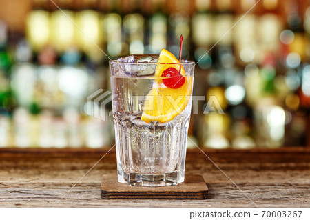 Cocktail tom collins in the pub Cocktail tom collins in the pub 70003267