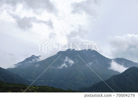 Changeable weather mountains and clouds 70004279