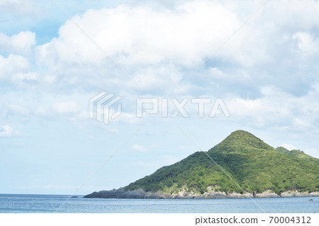 Beautiful triangular mountains and sea 70004312