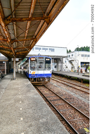 NT213 railcar stopped at Anamizu Station on the Noto Railway 70004992