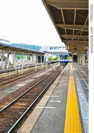 NT213 railcar stopped at Anamizu Station on the Noto Railway NT213 railcar stopped at Anamizu Station on the Noto Railway 70005000