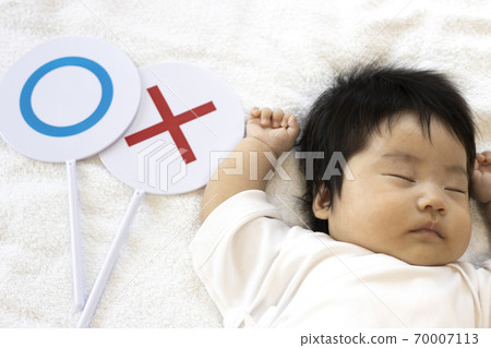 Sleeping baby and Marubatsu plate 70007113