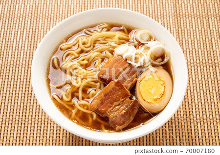 Soy sauce ramen (the ingredients are boiled pork char siu, boiled egg, white onion). Soy sauce ramen (the ingredients are boiled pork char siu, boiled egg, white onion). 70007180