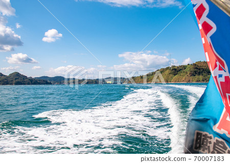 Flags and wakes of pleasure boats in the Seto Inland Sea and Kurushima Kaikyo 70007183