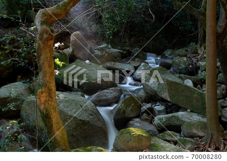 拍攝清澈的小溪流,像白線一樣流動 拍攝清澈的小溪流,像白線一樣流動 70008280